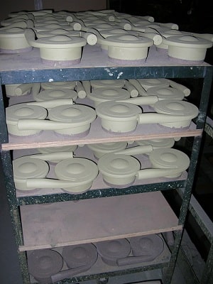 Storing cores on shelves for sand casting