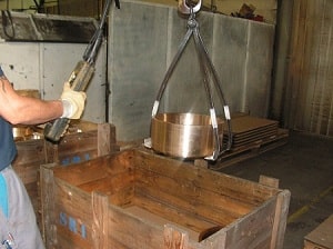 Emballage d'une pièce en cupro-aluminium dans une caisse en bois pour le transport